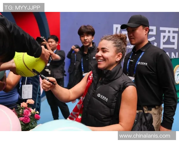 足球场上的温情瞬间：球星们背后的无声关怀与感动时刻