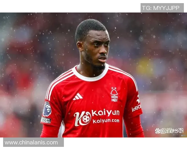 足球巨星亲临探访 揭开传奇球员背后的故事与荣耀时刻