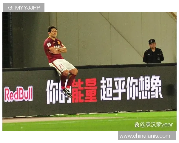 足球球星长沙行为梦想奋战绿茵展现无限激情与拼搏力量